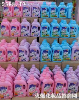 广州市多雅化妆品有限公司：澳影洗衣液在超市地堆