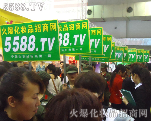 拥挤的人群中，5588.TV的宣传队伍耀眼