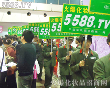 火爆人踏着坚定的脚步，为坚定的理想奋斗