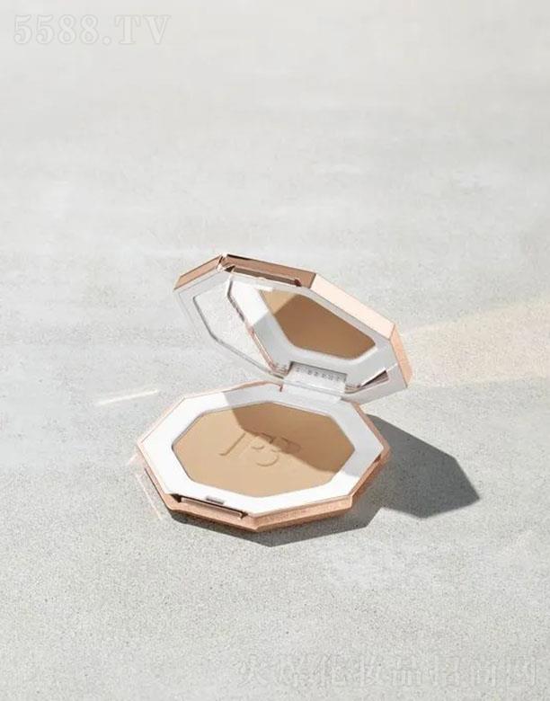 ·ˮױƷ(Ϻ)޹˾FentyBeautyչͭ۱ (Եɫ)ɵͿ׵ɫ