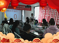 虎气冲星斗，春光艳锦霞！广州清颜世家祝您新年票子多多，福气多多！