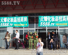 红卫兵们喜迎各地参会者的到来