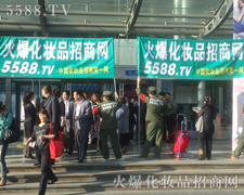 火爆大旗欢送参展商退场