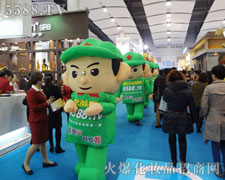 我们的热情感染着奋战会场的每一个人
