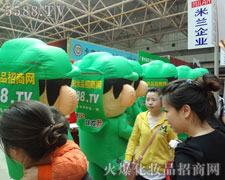 绿色气模队伍吸引了众多参会人的关注