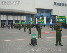 整齐的绿色军装队伍如一条直线闪亮在会场！