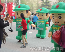 卡通气模宝宝引得众人频频关注和驻足！