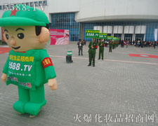 绿色军装队伍和卡通气模宝宝闪亮美业博览会现场！