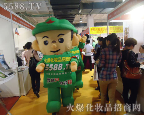 卡通气模宝宝队伍走过各地的美业博览会