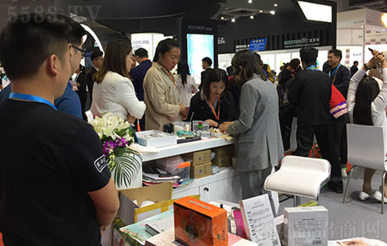 苗泽堂展位上人潮汹涌 苗泽堂展位上人潮汹涌