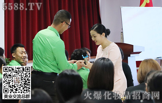 老师在和我们互动