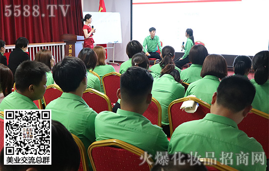 在老师的指导下进行沟通交流