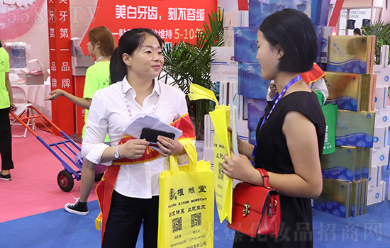 香港博之源展位上就已经人流络绎不绝，现场客户咨询超多