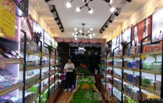 加盟小资生活化妆品店化妆品利润高吗？帮助创业朋友实现开店梦想