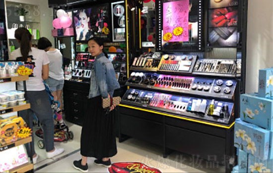 小资生活化妆品加盟店带来的经济效应