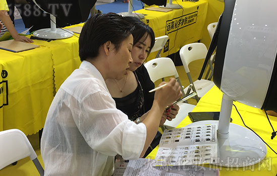 U牌展商给客户讲解 U牌展商给客户讲解