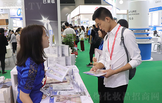蓓兰展位前客户驻足咨询 蓓兰展位前客户驻足咨询