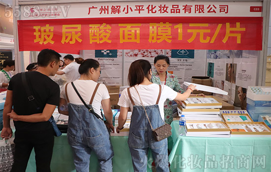 谢小平展位上聚集很多人 谢小平展位上聚集很多人