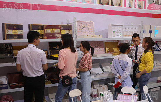 皇瑞展位上吸引了很多人 皇瑞展位上吸引了很多人