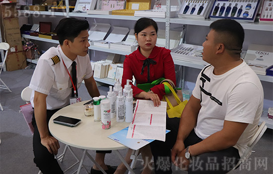 客户在皇瑞展位上交谈 客户在皇瑞展位上交谈