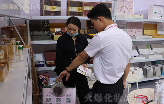 皇瑞展商跟客户交流