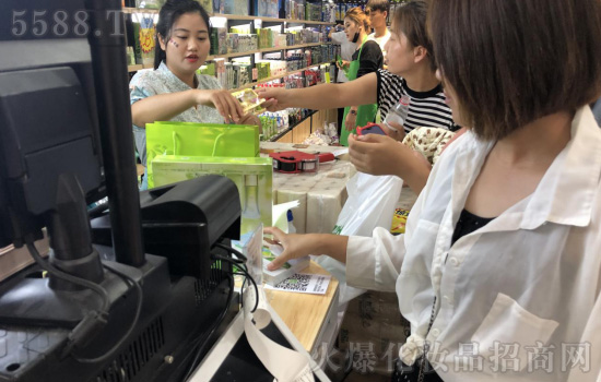 化妆品店加盟精妆联华-轻松收获美丽和财富