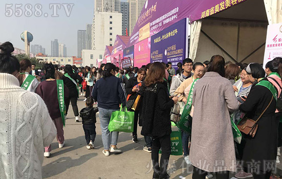 展馆尚未开放,观众登记处就已大排长龙 展馆尚未开放,观众登记处就已大排长龙