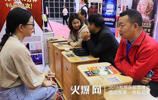 业务人员在跟客户交谈 业务人员在跟客户交谈