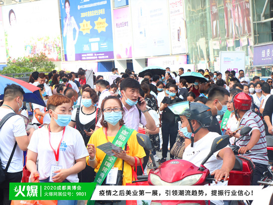 展会第二日人流如织 展会第二日人流如织