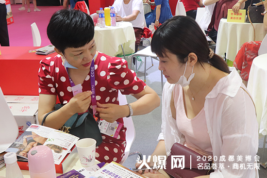 欧迪玛工作人员跟客户交谈 欧迪玛工作人员跟客户交谈