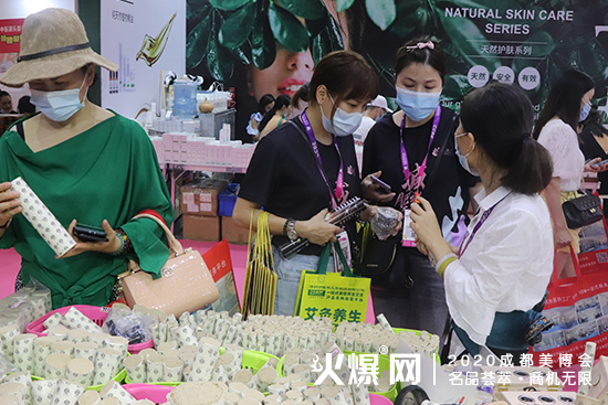 陈年艾草工作人员给顾客介绍产品 陈年艾草工作人员给顾客介绍产品