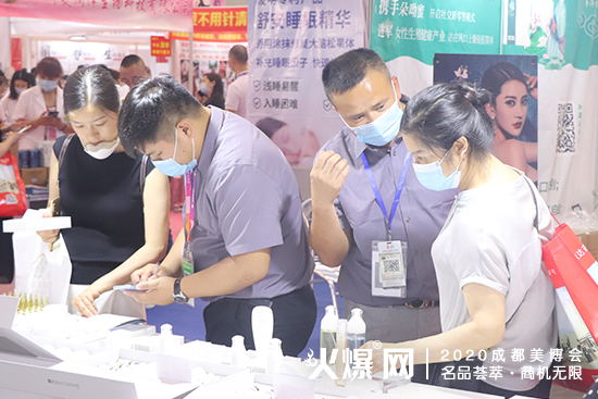 含蕾生物工作人员给顾客介绍产品 含蕾生物工作人员给顾客介绍产品