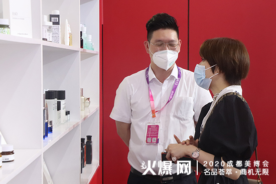 广州药妆工作人员给顾客介绍产品
