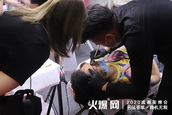 盛然持久美妆商学院工作人员为客户体验产品 盛然持久美妆商学院工作人员为客户体验产品