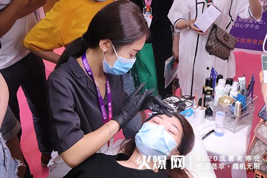 盛然持久美妆商学院工作人员为客户体验产品 盛然持久美妆商学院工作人员为客户体验产品