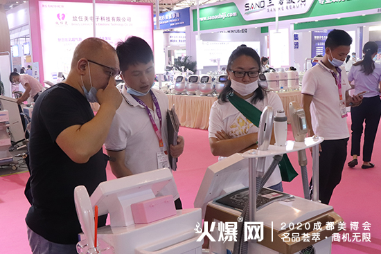 富太工作人员给顾客介绍产品 富太工作人员给顾客介绍产品