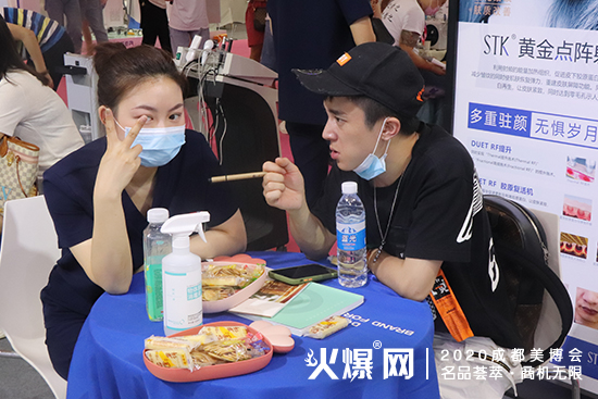 韩国德莱博工作人员给顾客讲解产品 韩国德莱博工作人员给顾客讲解产品