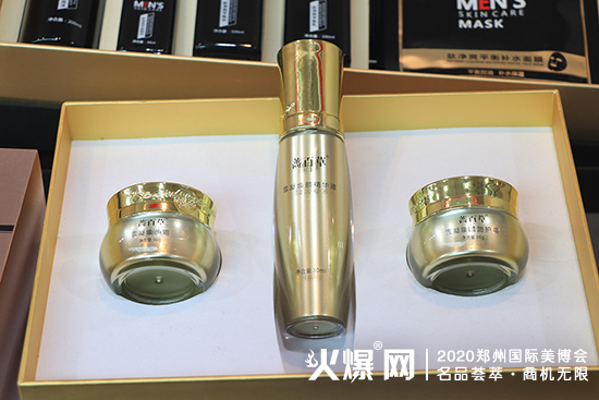 展王蔷百草惊艳闪耀全场 展王蔷百草惊艳闪耀全场