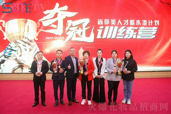 为本次会议夺冠者和团队颁发了荣誉 为本次会议夺冠者和团队颁发了荣誉