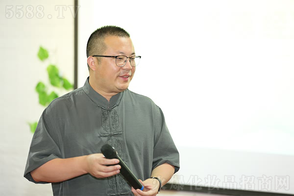 一家人，一条心，一个方向，一起前进！