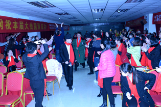 美女帅哥主持热闹登场，众人齐聚共享晚会盛典！