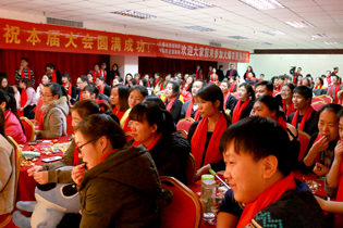 火爆网员工们聚精会神地观看节目！